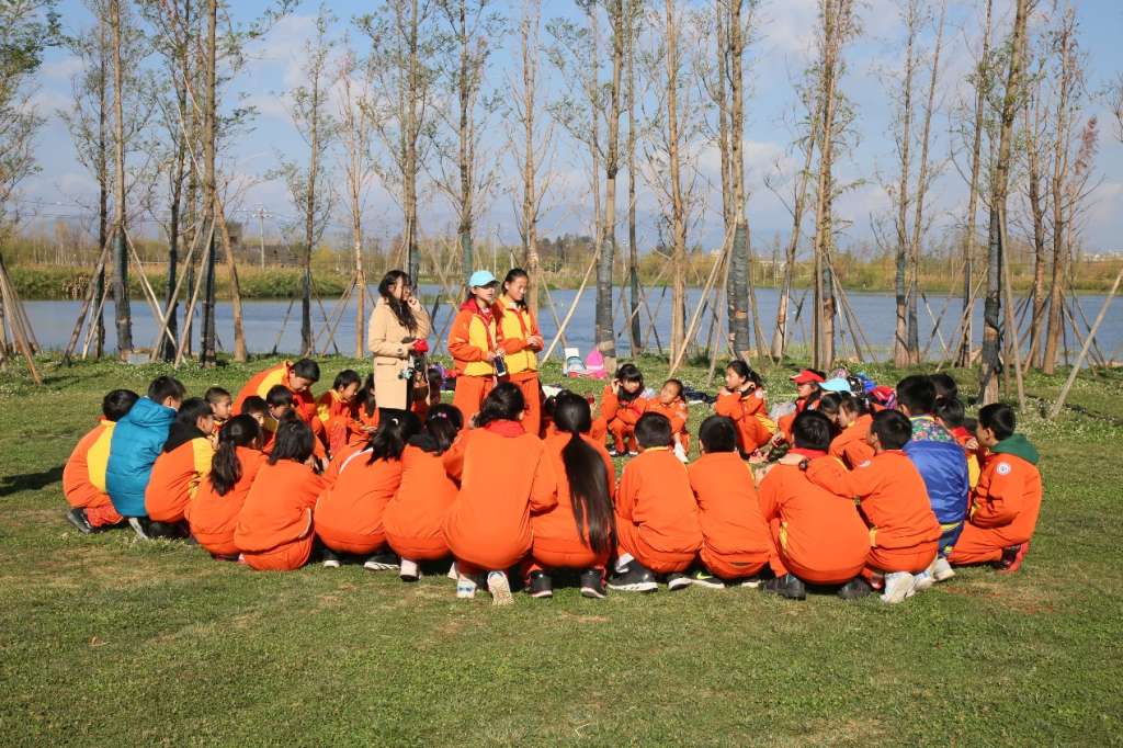 孩子们进行英语小游戏