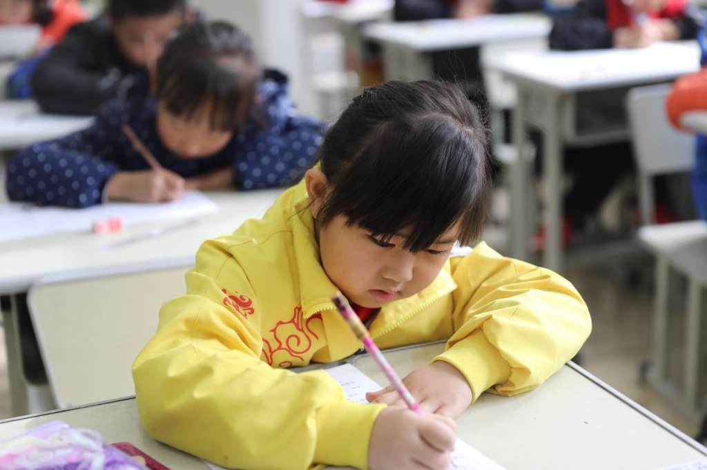 坐姿端正的孩子