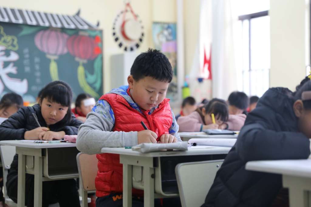 认真作答的孩子