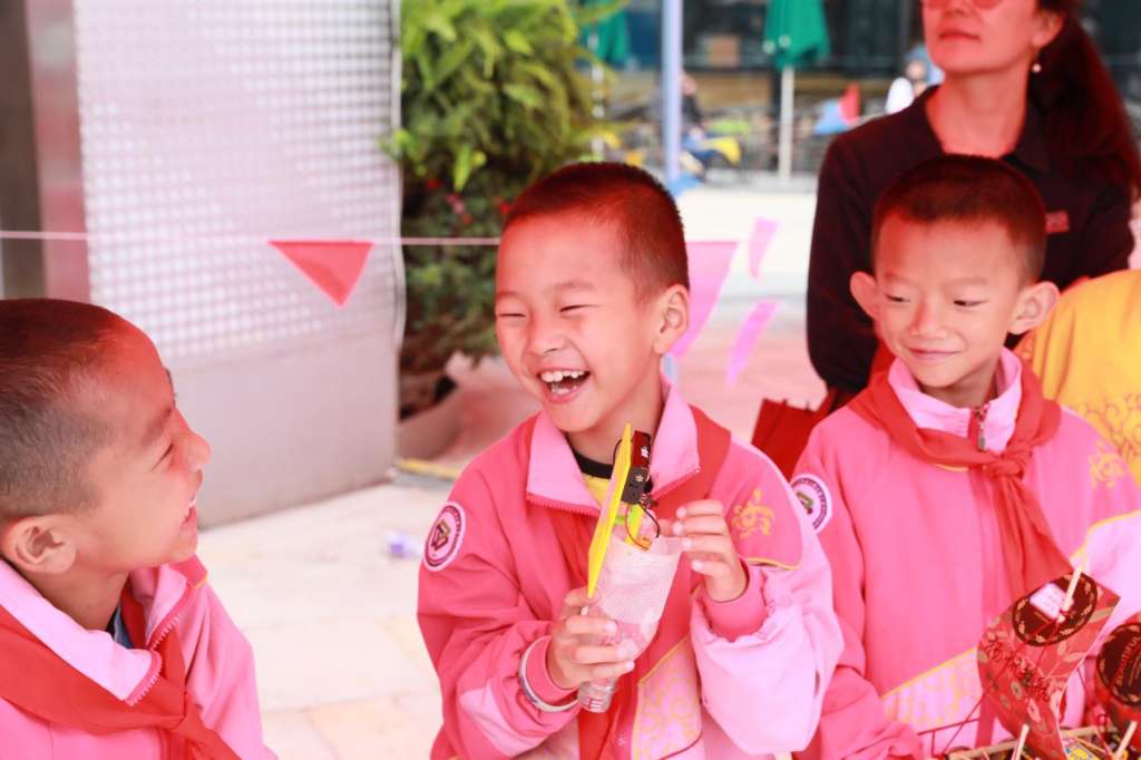 孩子们开心地展示自己的作品