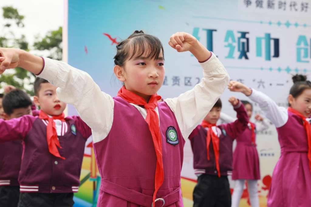 认真舞蹈的”机器人“