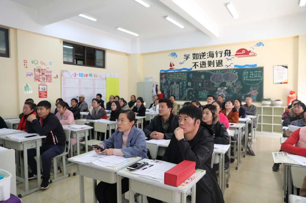 认真观看微电影的家长