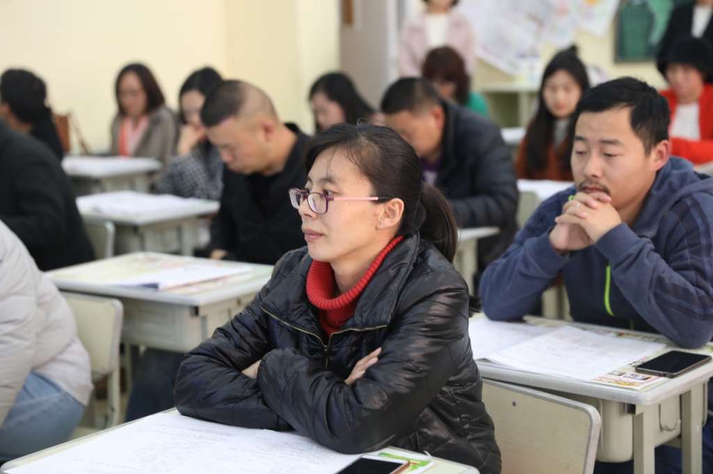 认真聆听的家长