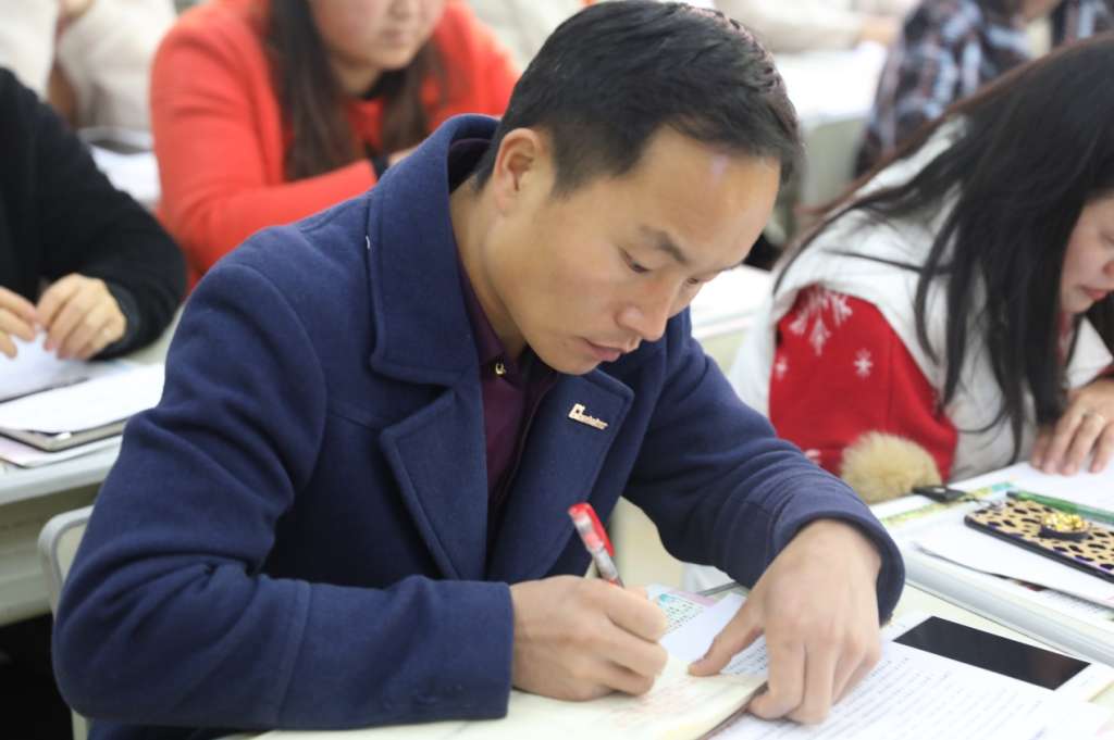 认真做记录的家长