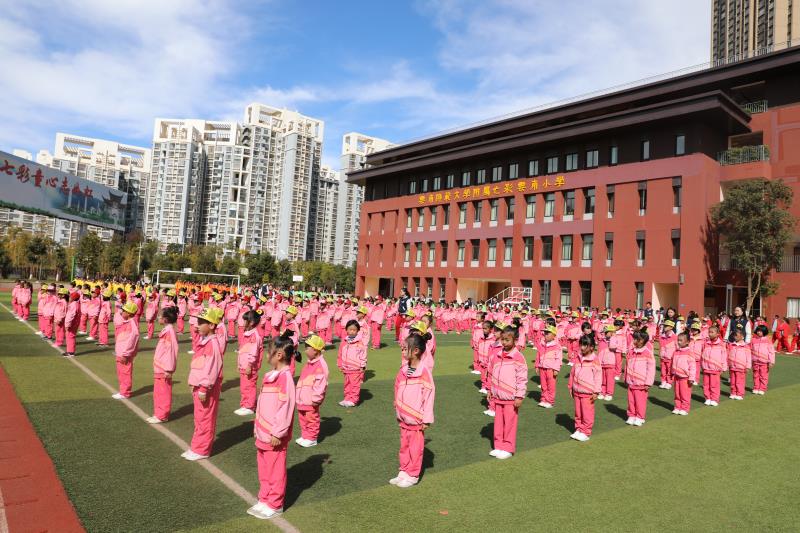 图6.一年级孩子们能坚持站立
