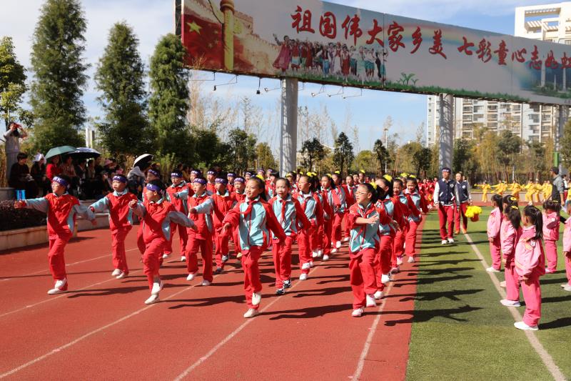 图4.五年级孩子的入场式整齐有力