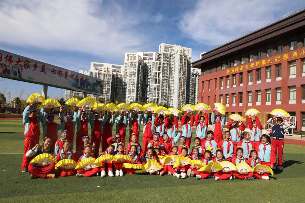 图8.孩子们带着灿烂的微笑合影留念