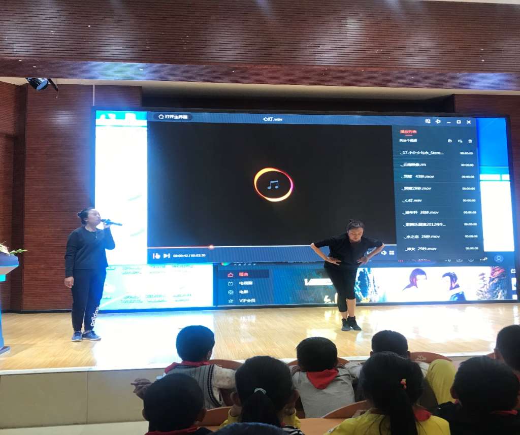 正在表演的陈老师和张老师