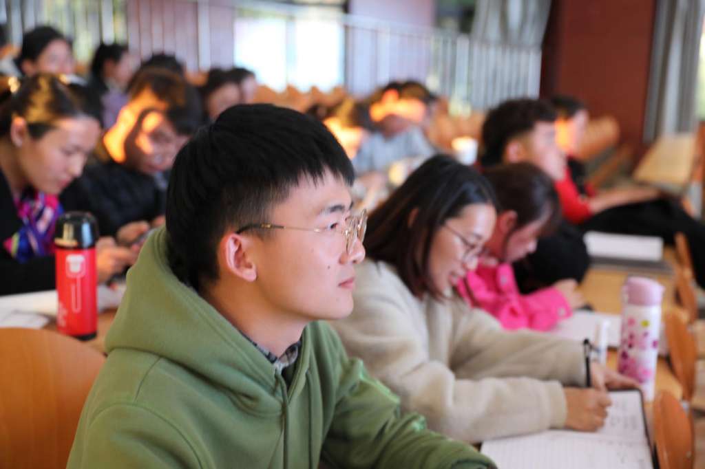 C:\Users\Lenovo\Desktop\20190314照片\老师们仔细听讲,认真记录.jpg老师们仔细听讲,认真记录