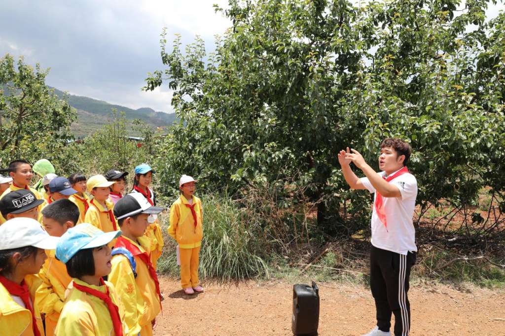 石老师带领大家齐唱《中国少年先锋队队歌》