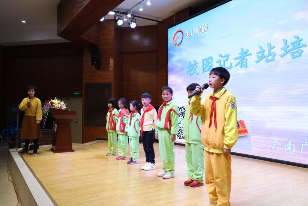 孩子上台背诵2